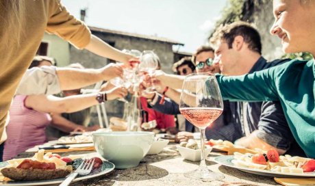 Réserver une table en terrasse pour un repas entre amis - Saint-Just-Saint-Rambert - La Maison Ocre